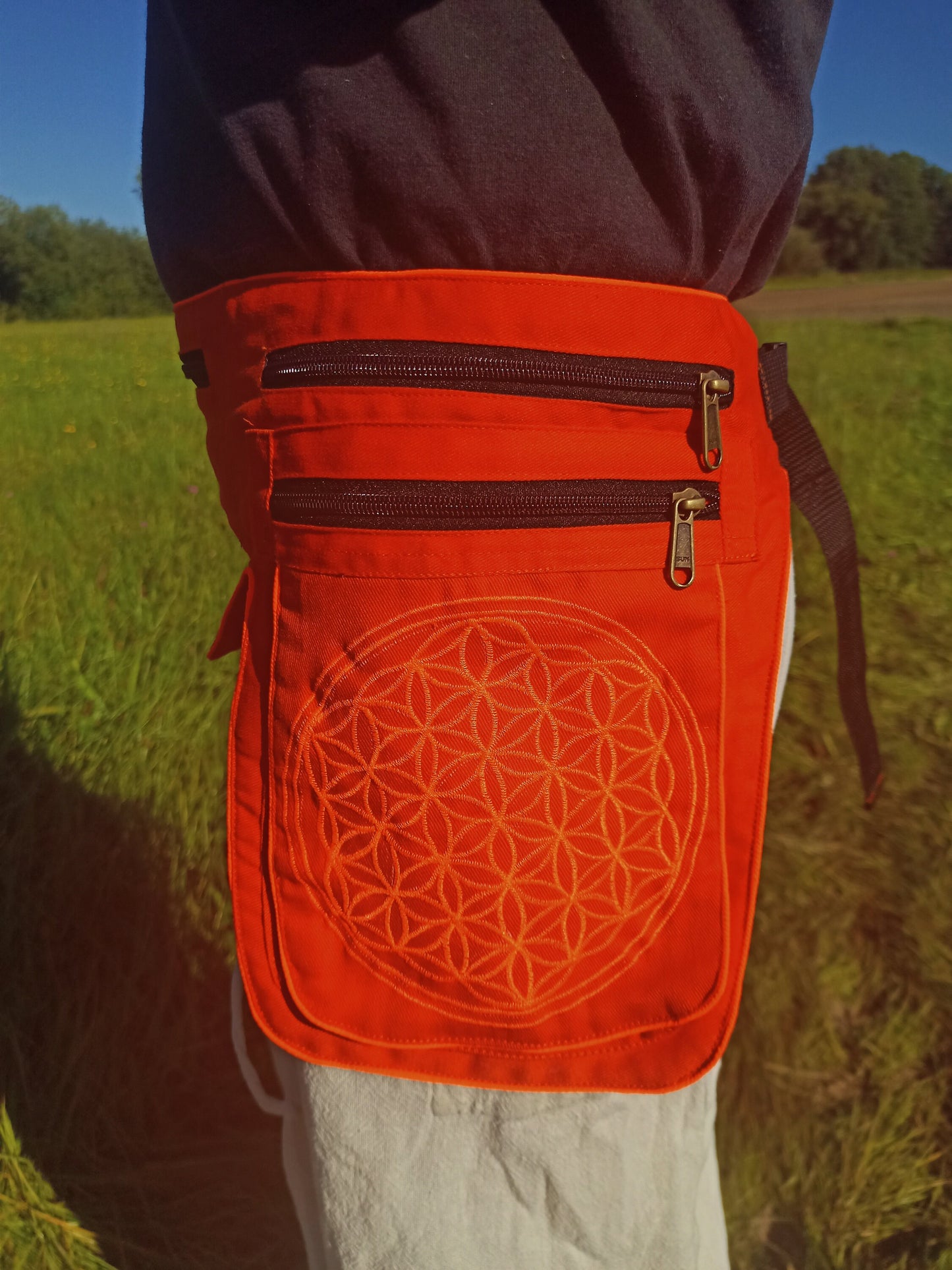 Magic Mushroom Beltbag - 7 pockets, strong ziplocks, size adjustable - hook & loop and clip - blacklight active lines flower of life
