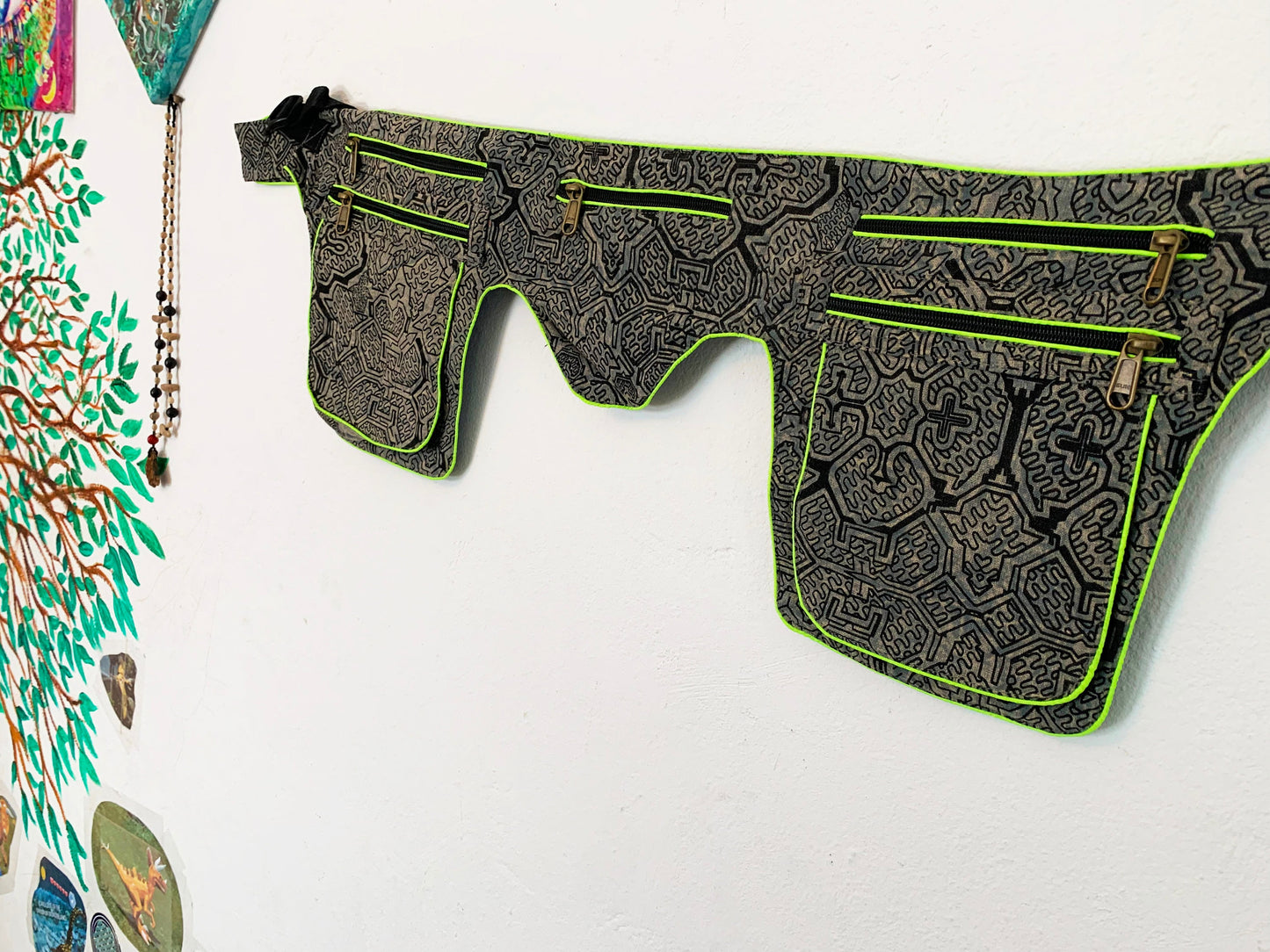 Ayahuasca Beltbag - 7 pockets, strong ziplocks, size adjustable with hook & loop and clip - yellow blacklight active lines