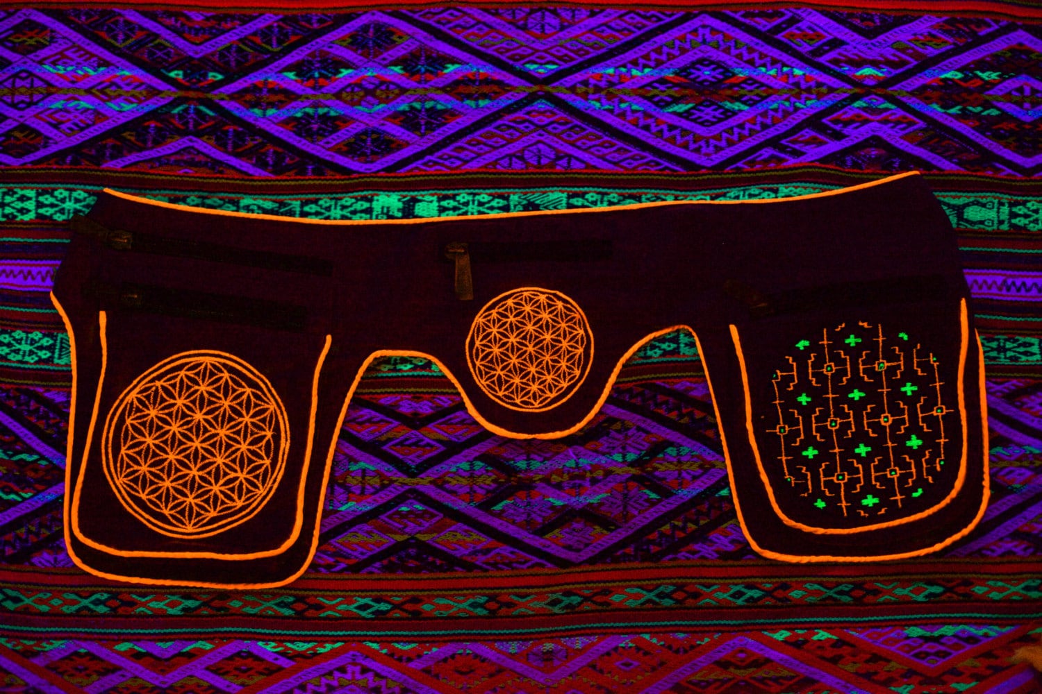 Beltbag Purple Ayahuasca - 7 pockets, strong ziplocks, size adjustable with hook & loop and clip - blacklight active lines flower of life