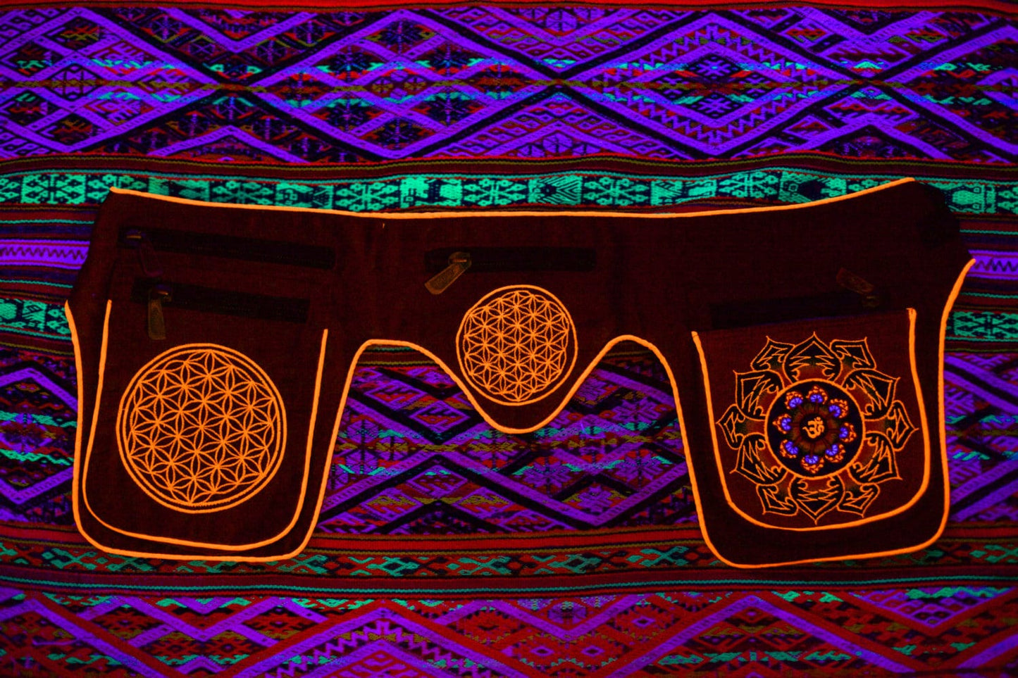 Beltbag Shroom AUM - 7 pockets, strong ziplocks, size adjustable with hook & loop and clip - blacklight active lines good luck
