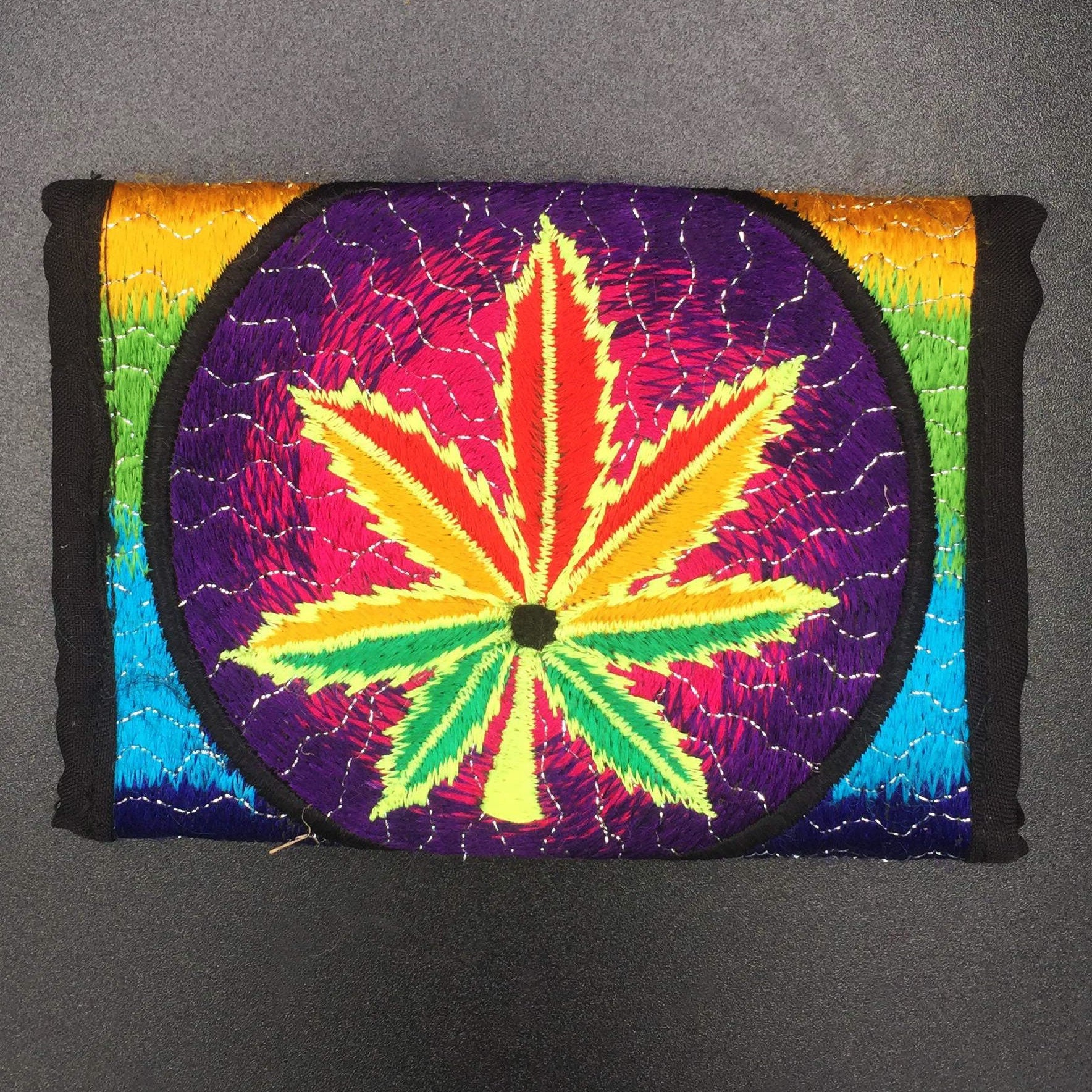Cannabis moneypocket - blacklight glowing wallet pocket for coins and cards and 2 for papermoney with hook & loop Hemp Rasta Weed Marihuana
