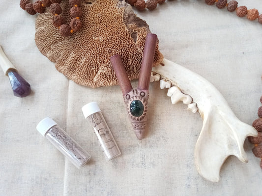Kuripe Rapè self applicator - Traditionally used in Ayahuasca or Kambo ceremonies - handmade bamboo pipe with bloodstone crystall