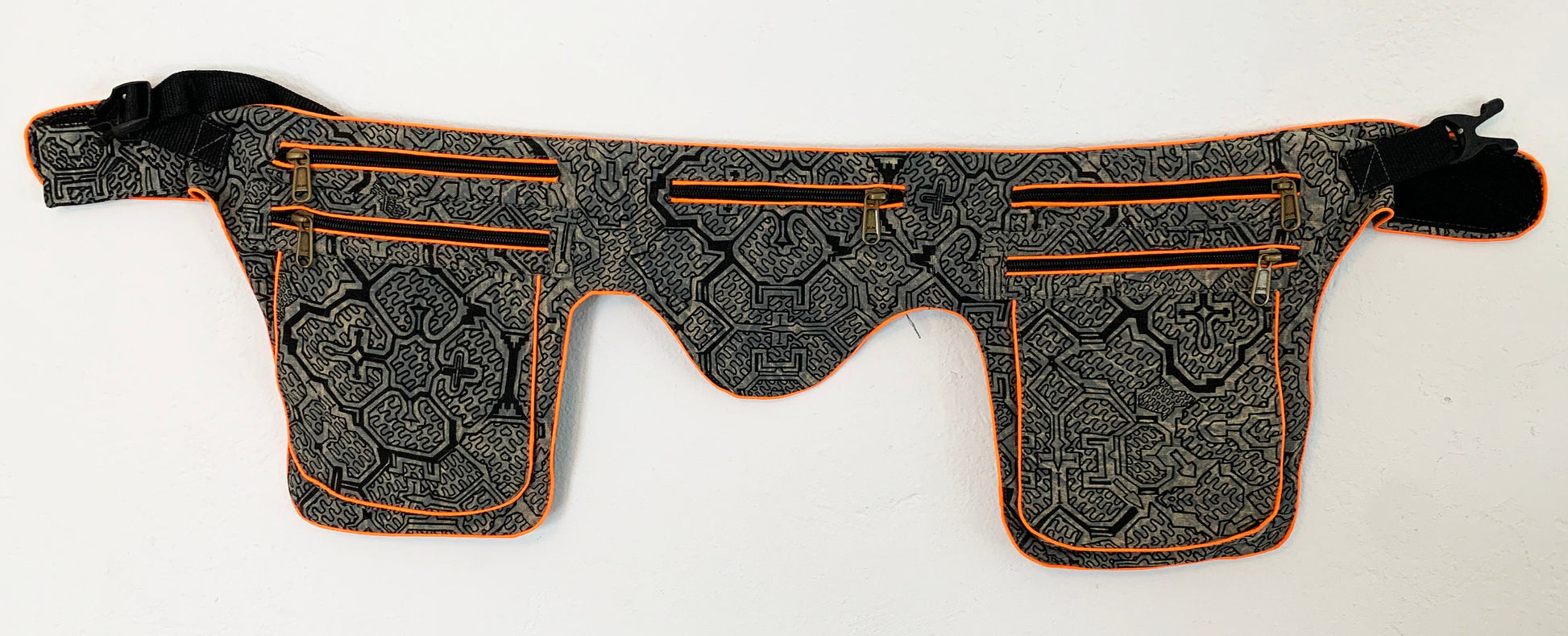 Ayahuasca Beltbag - 7 pockets, strong ziplocks, size adjustable with hook & loop and clip - blacklight active lines good luck