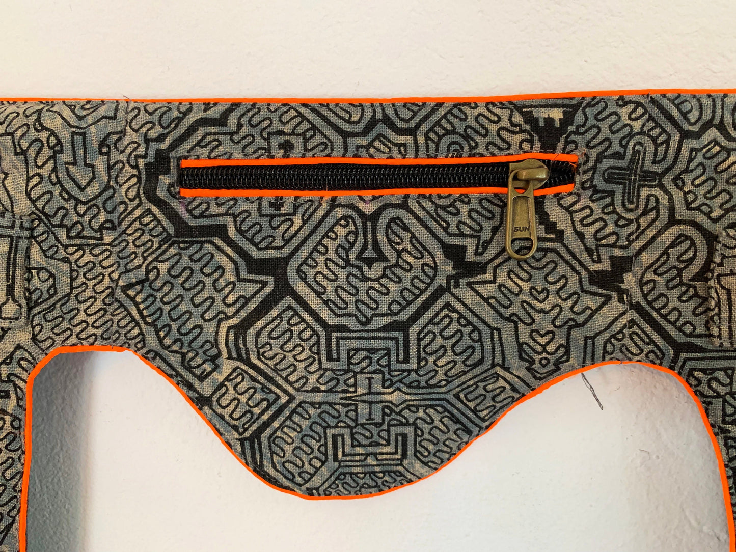Ayahuasca Beltbag - 7 pockets, strong ziplocks, size adjustable with hook & loop and clip - blacklight active lines good luck
