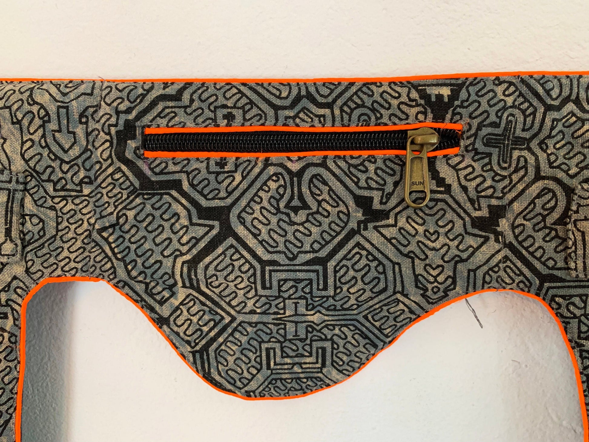 Ayahuasca Beltbag - 7 pockets, strong ziplocks, size adjustable with hook & loop and clip - blacklight active lines good luck