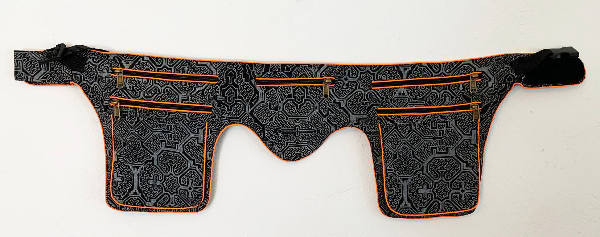 Ayahuasca Beltbag - 7 pockets, strong ziplocks, size adjustable with hook & loop and clip - blacklight active lines good luck