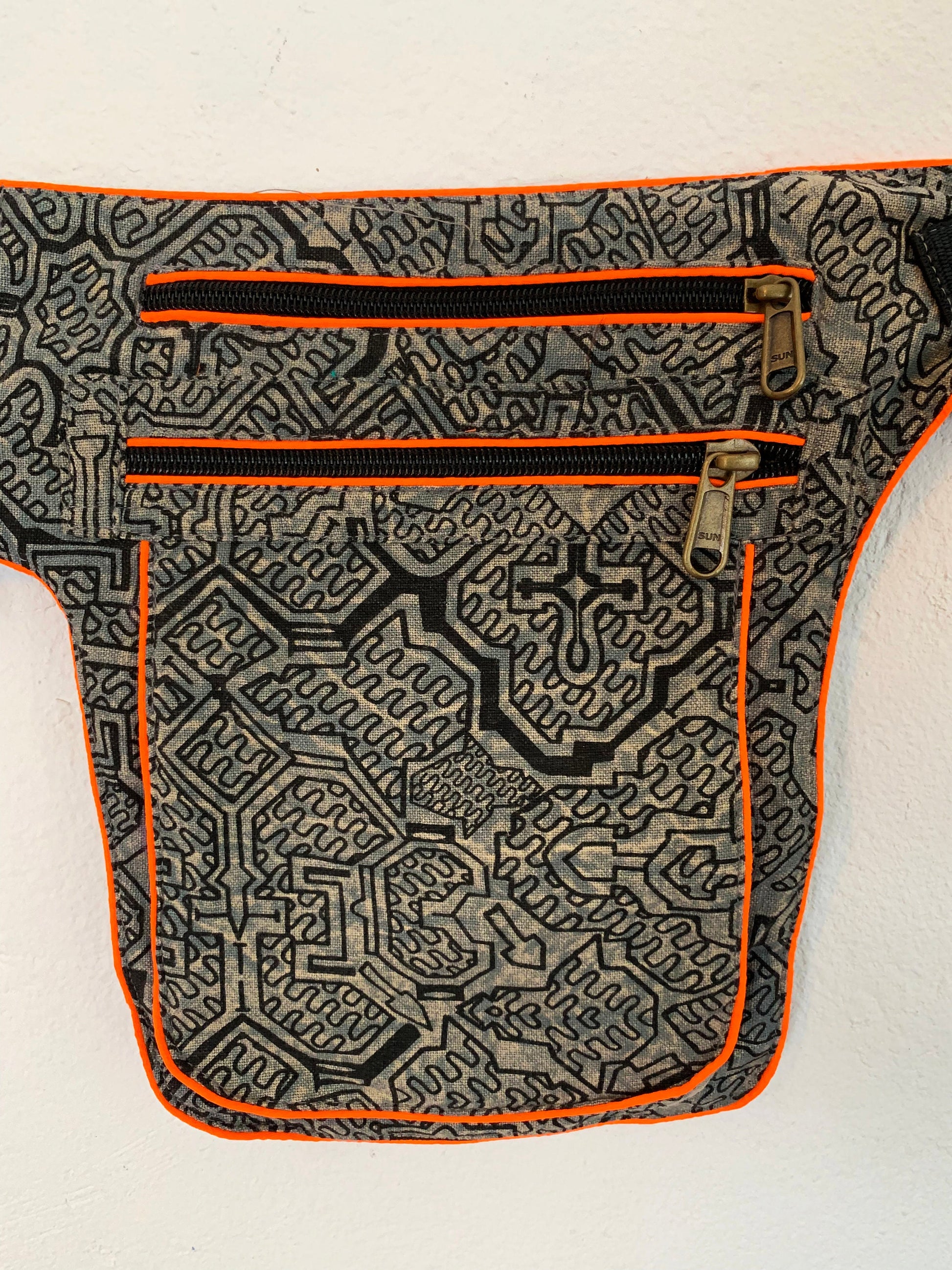 Ayahuasca Beltbag - 7 pockets, strong ziplocks, size adjustable with hook & loop and clip - blacklight active lines good luck