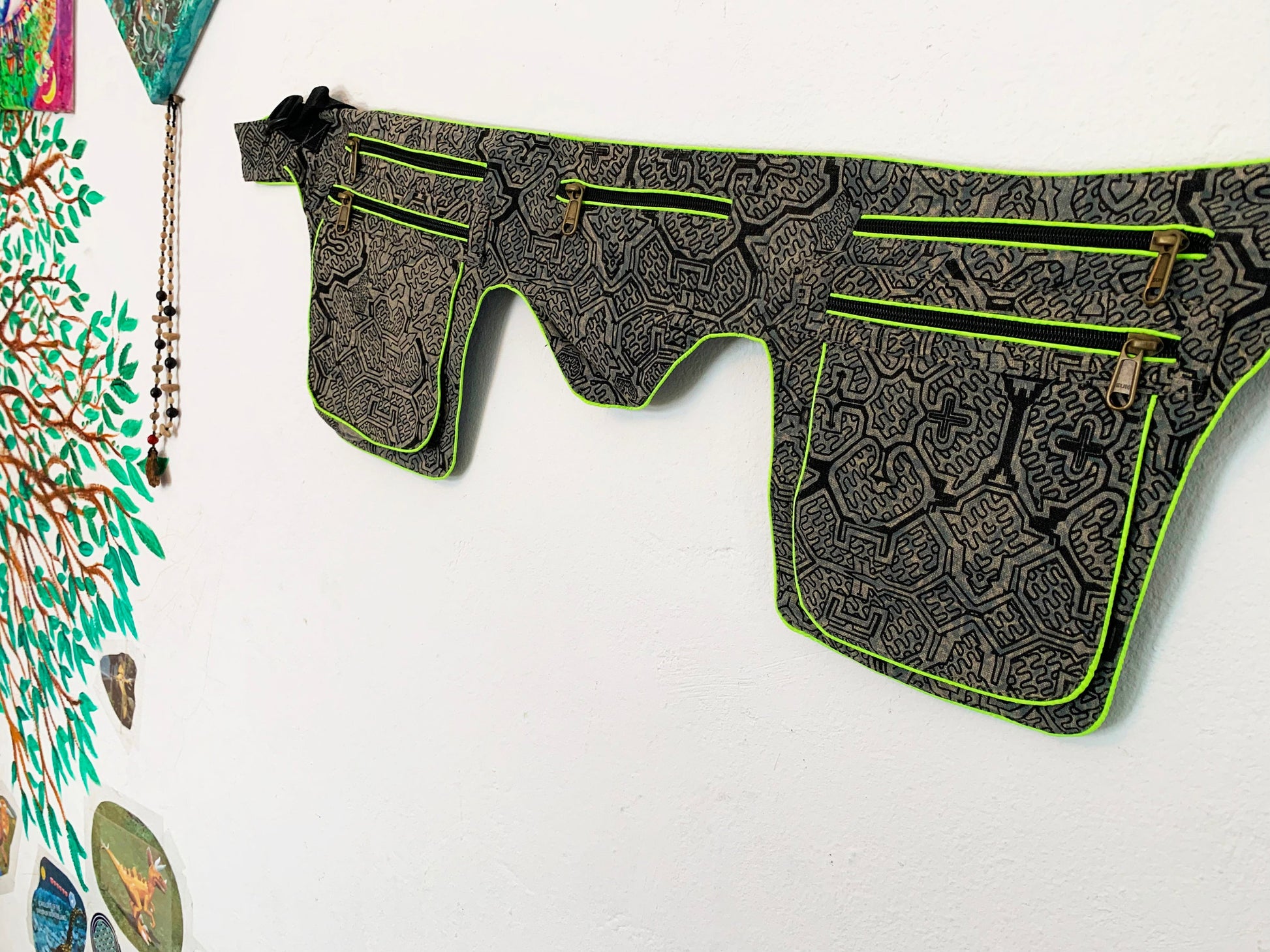 Ayahuasca Beltbag - 7 pockets, strong ziplocks, size adjustable with hook & loop and clip - yellow blacklight active lines