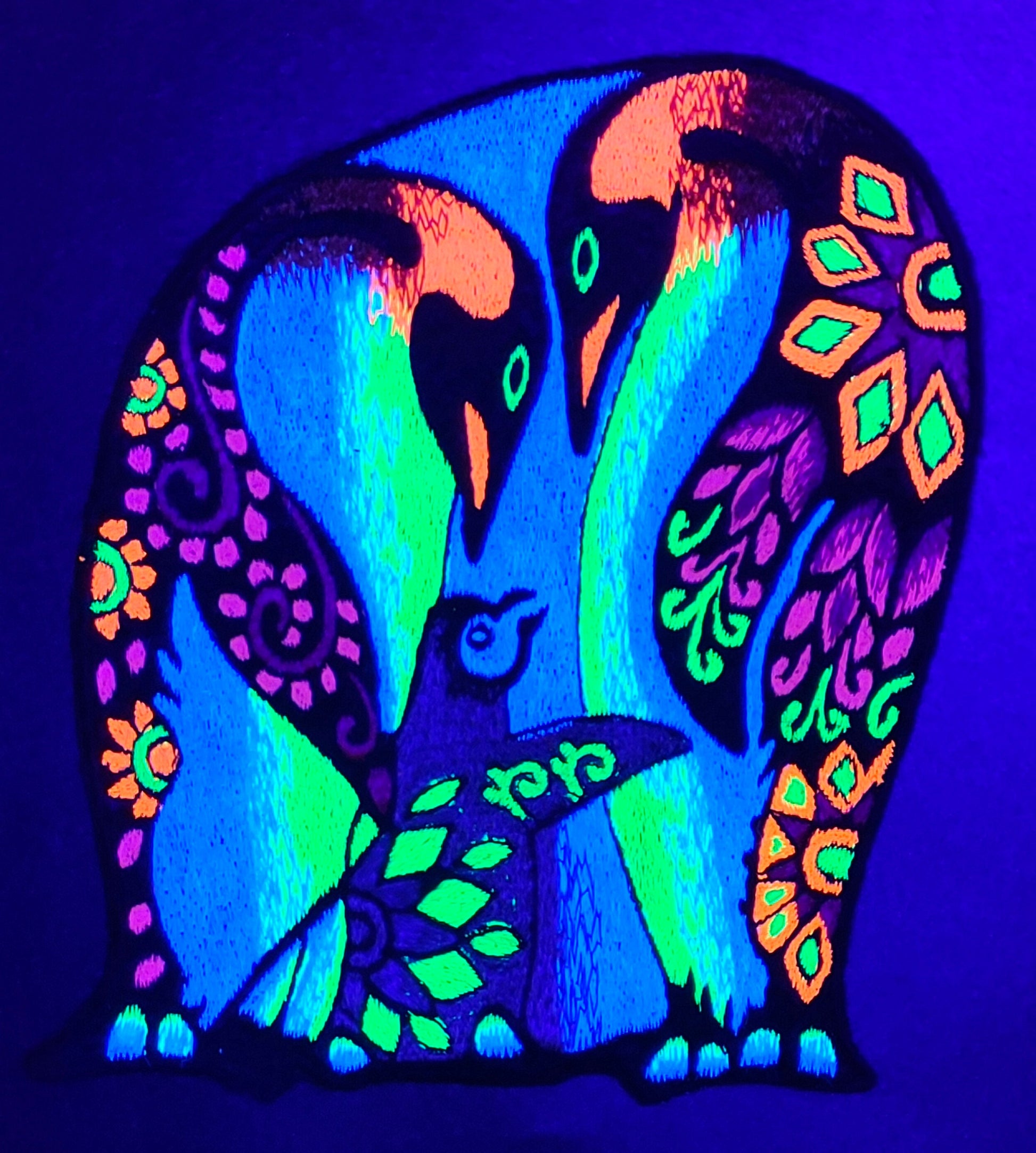 Pinguine Love Family UV Patch with blacklight glowing colors Animal Embroidery neon shining beautiful artpiece of parents loving their child