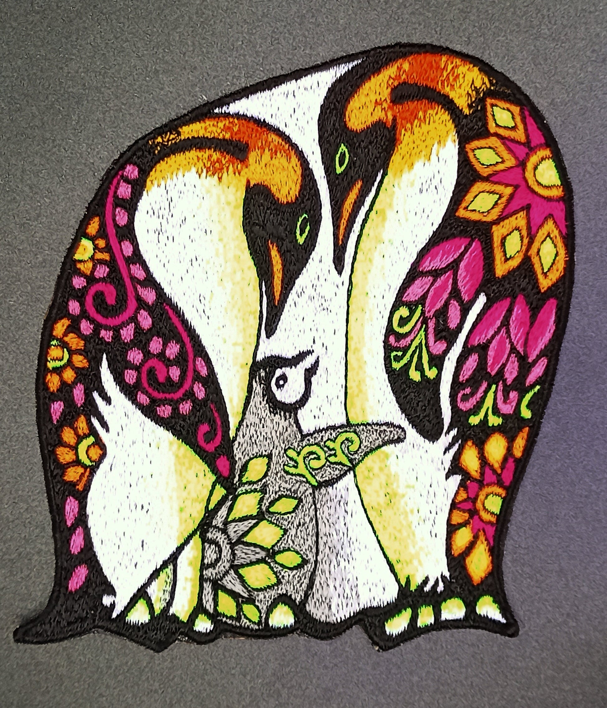Pinguine Love Family UV Patch with blacklight glowing colors Animal Embroidery neon shining beautiful artpiece of parents loving their child