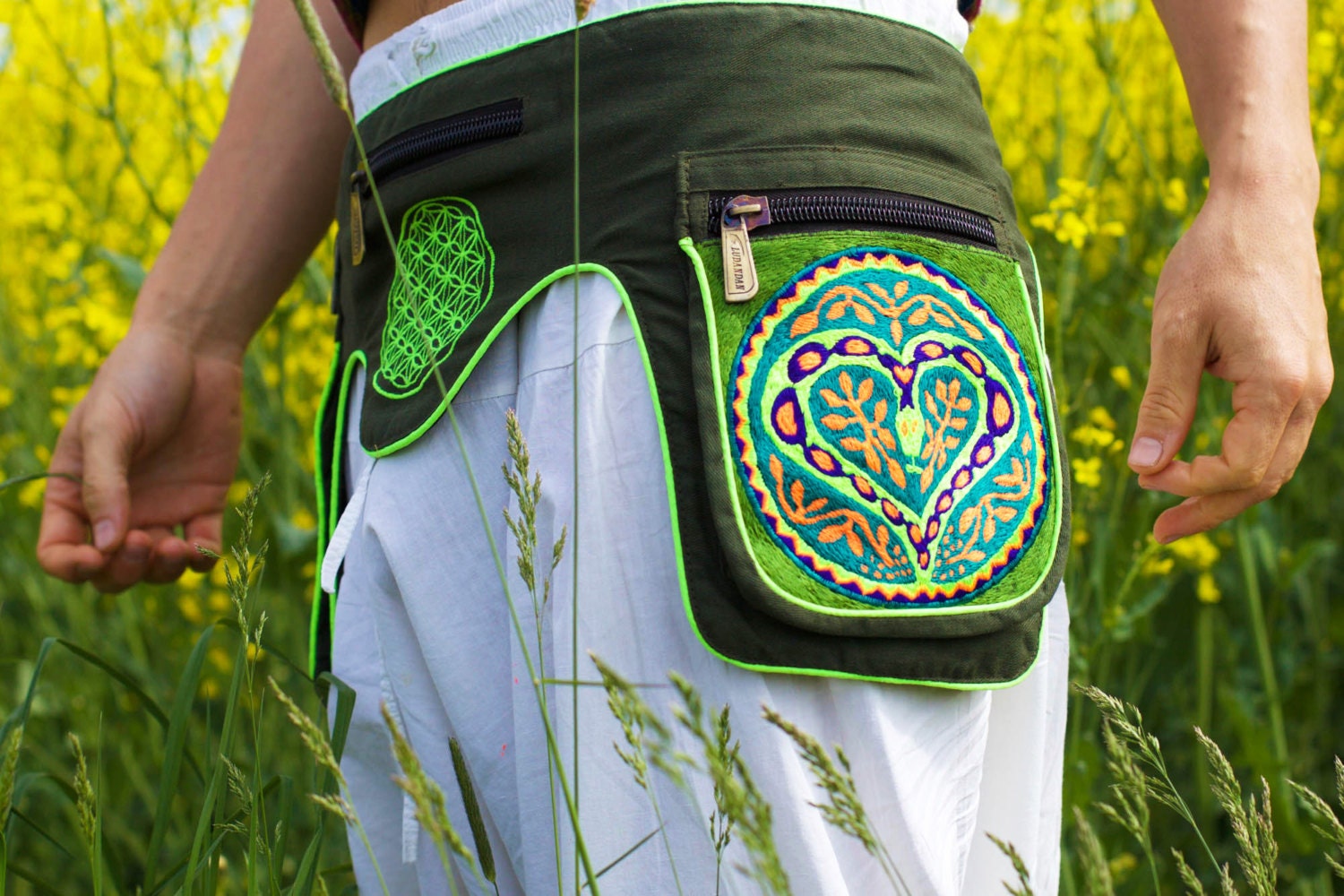 Beltbag Ayahuasca Heart - 7 pockets strong ziplocks size adjustable with hook & loop and clip - blacklight active lines flower of life alien