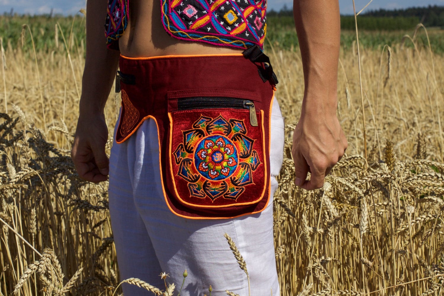 Beltbag Shroom AUM - 7 pockets, strong ziplocks, size adjustable with hook & loop and clip - blacklight active lines good luck