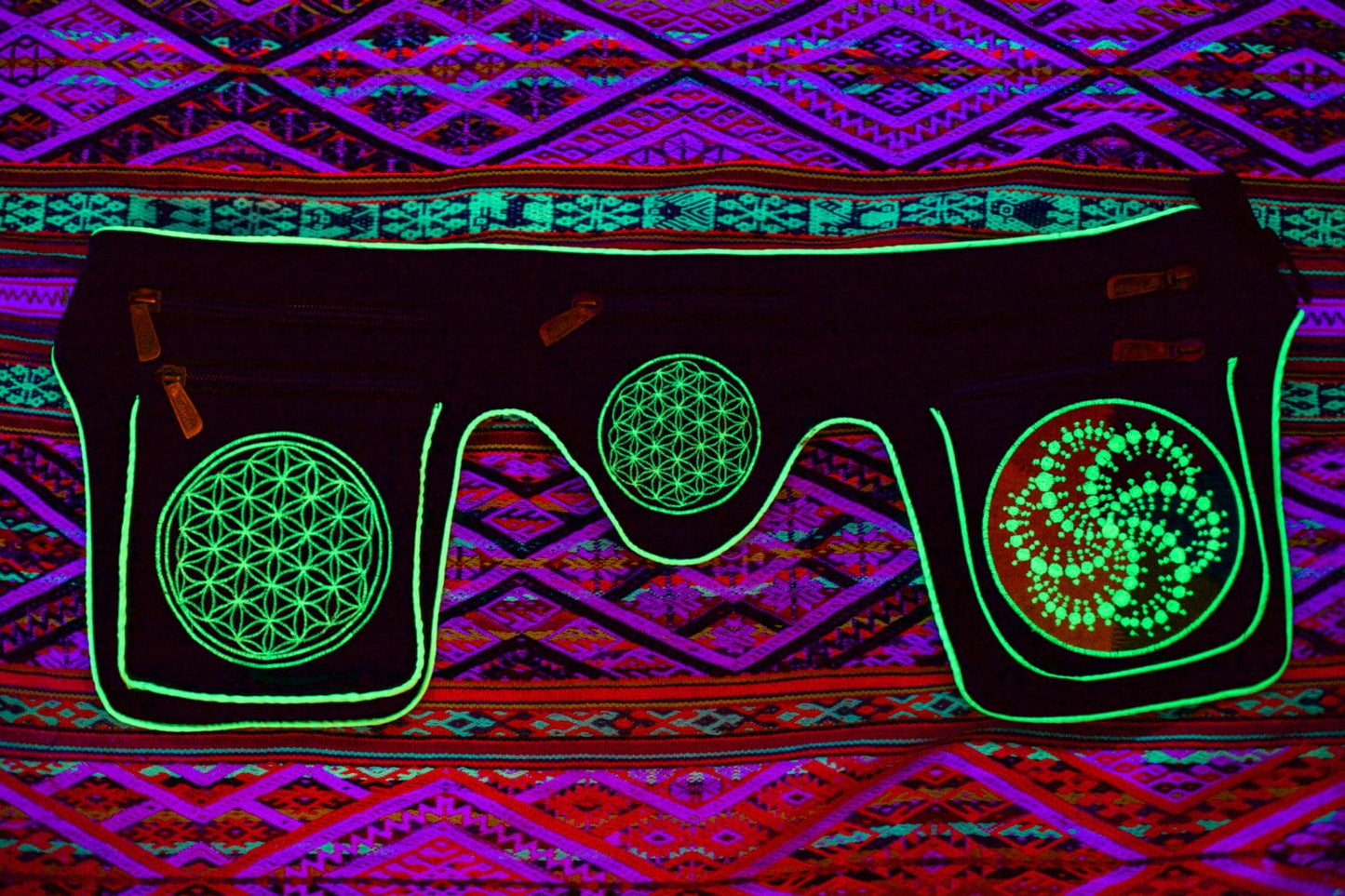 Beltbag Fractal crop circle - 7 pockets, strong ziplocks, size adjustable - hook & loop and clip - blacklight active lines flower of life