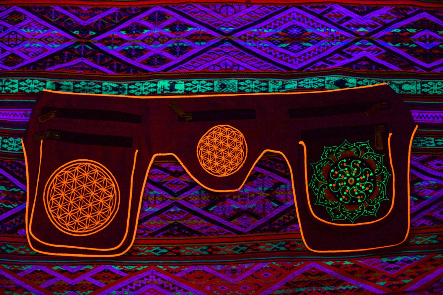 Beltbag Ticombe crop circle - 7 pockets, strong ziplocks, size adjustable with hook & loop and clip - blacklight active lines flower of life