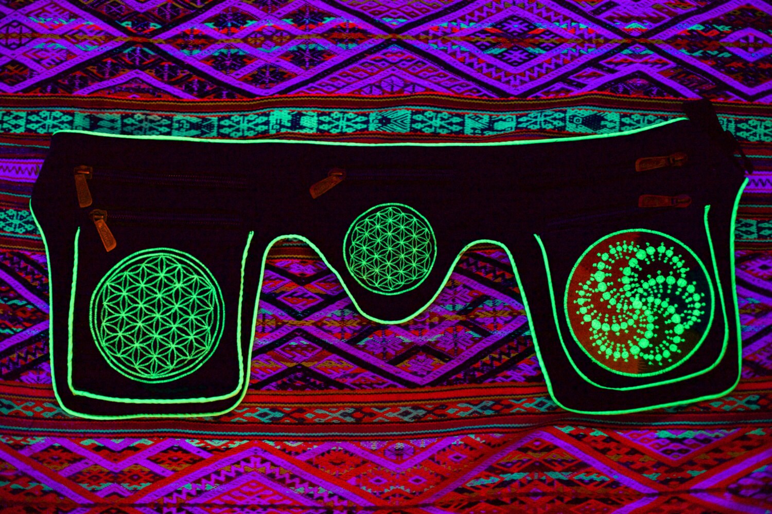 Beltbag Fractal crop circle - 7 pockets, strong ziplocks, size adjustable with hook & loop and clip - blacklight active lines crop circle